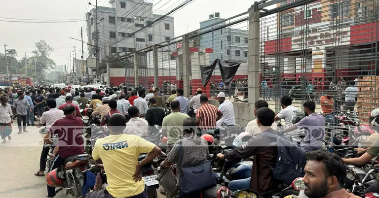 পাম্পে বাইকারদের দীর্ঘ লাইন